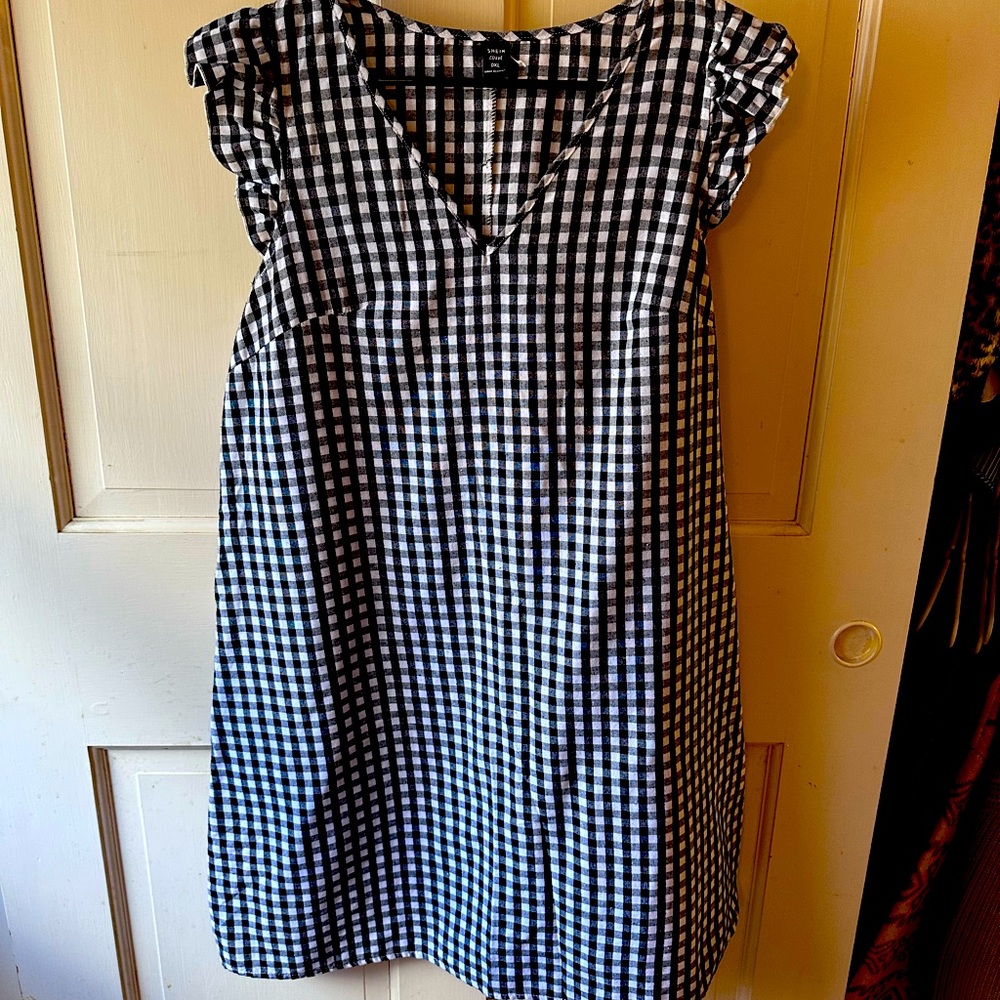 SHEIN Plus Gingham Print
Ruffle Trim Dress
Black and White / OXL (12)